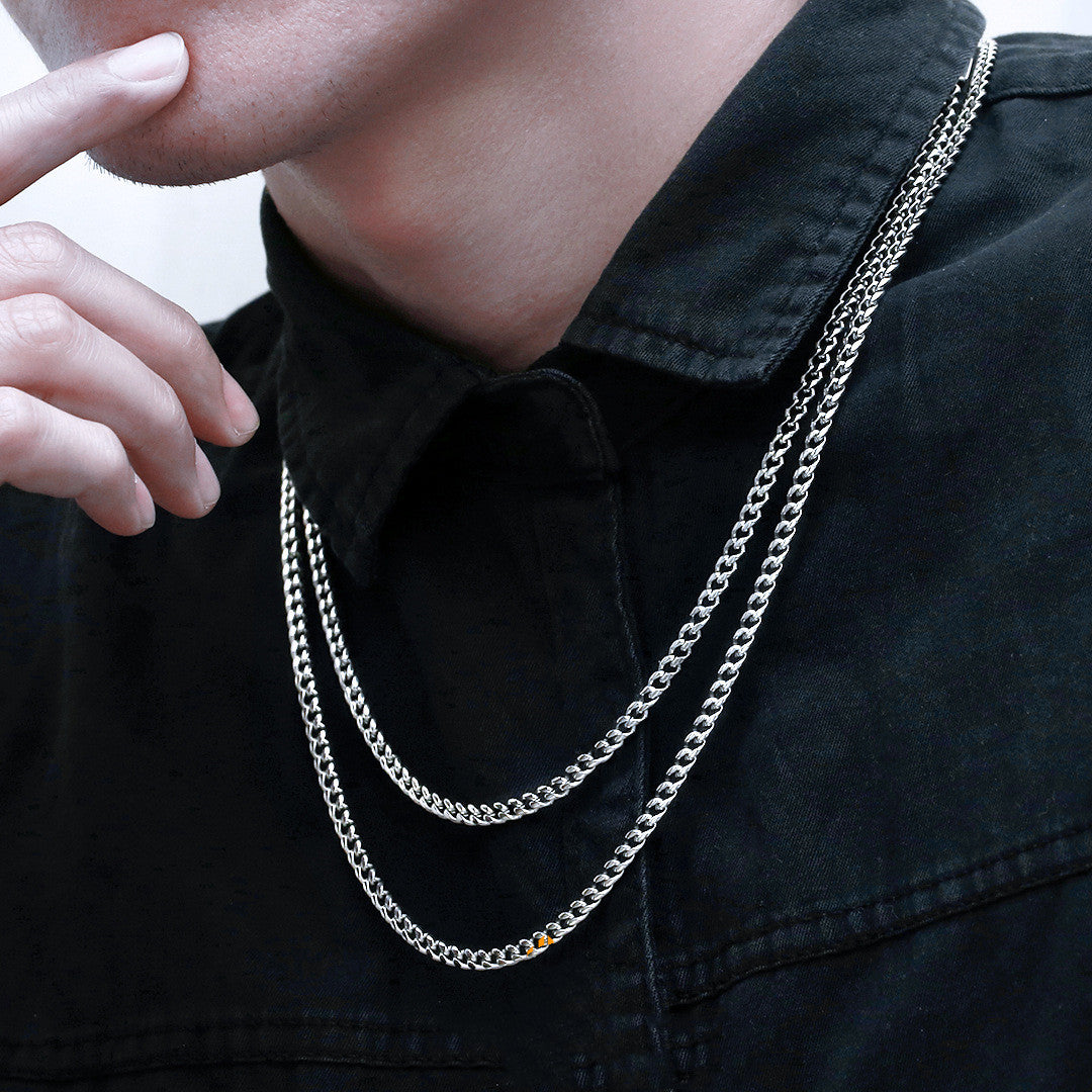 Man wearing NOXMAJOR 18K gold-plated Miami Cuban chain